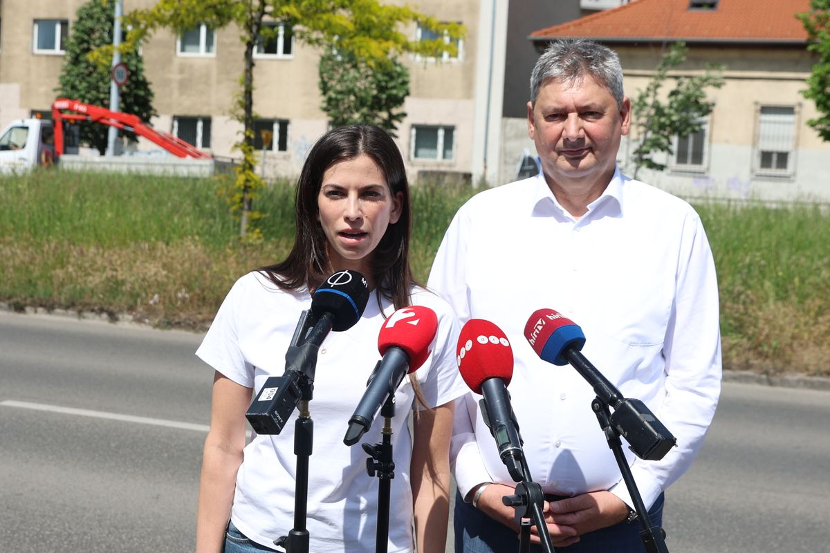 Szentkirályi Alexandra
10. kerületben Kerepesi-Albertirsa-Fogarasi utak kereszteződésében lévő P+R parkolóban sajttáj, majd lekaszálja a környékbeli gazos területeket