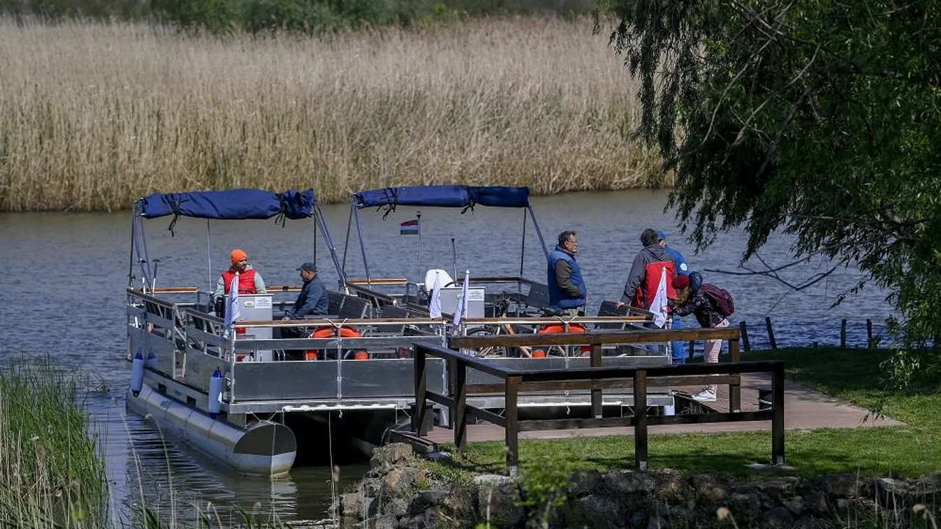 Kerékpáros kompokat adtak át a Tisza-tónál, így lerövidíthetővé válik a tókerülő túra
