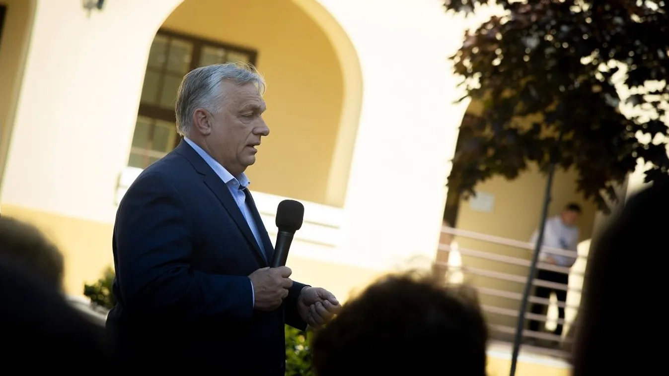Orbán Viktor: Borotvaélen táncol a világ