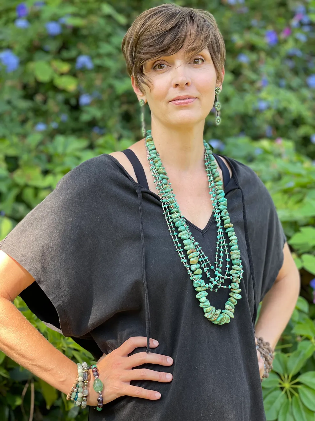 Hudson Leick a színészet mellett hivatásos jógaoktató és intuitív tanácsadó a New York-i Healing Heart Yoga Centernél.