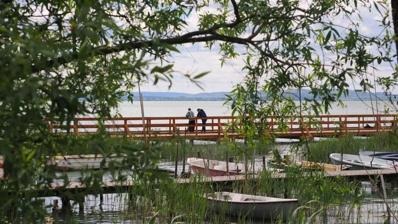 Csodálatos, ingyenes nádkoronasétány épült ezen a balatoni strandon
