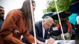 „Karácsonynak bukovári, hajrá, Alexandra!” – Orbán Viktor is aláírt Szentkirályi Alexandrának – videó