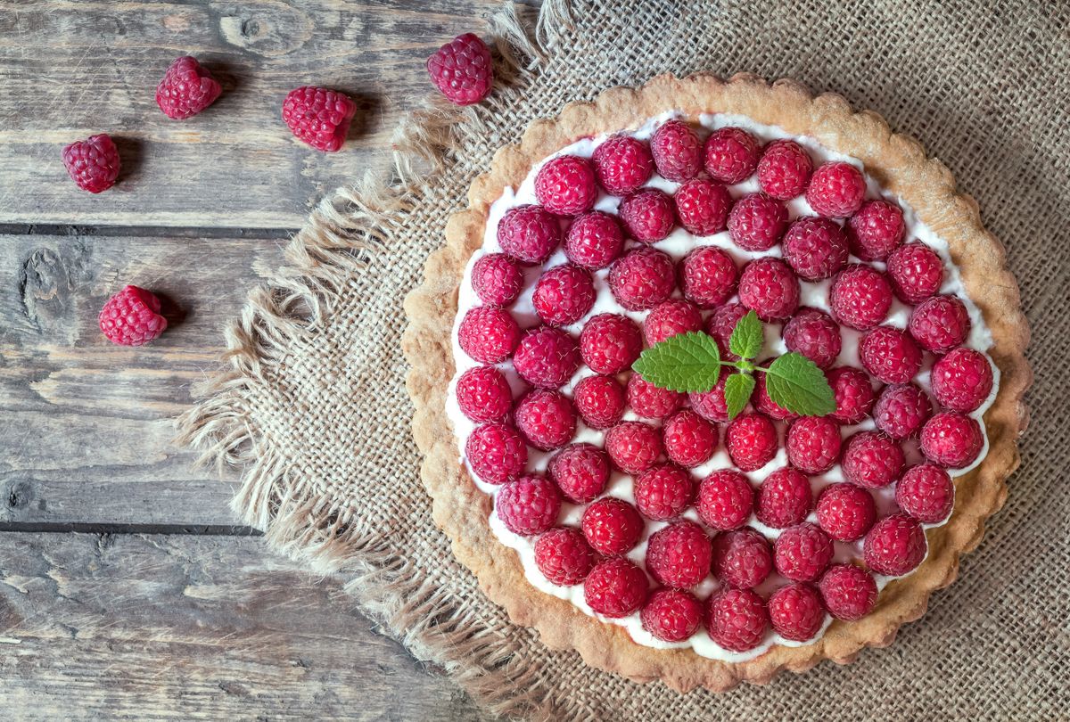 Homemade,Traditional,Sweet,Raspberry,Tart,Pie,With,Cream,And,Mint