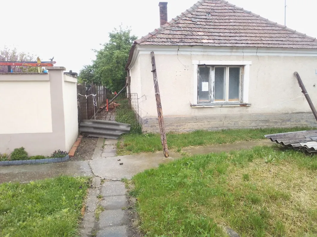 A család szerint a romház életveszélyes állapotban van, de nem tudnak elmenni onnan - hiába akarják /
