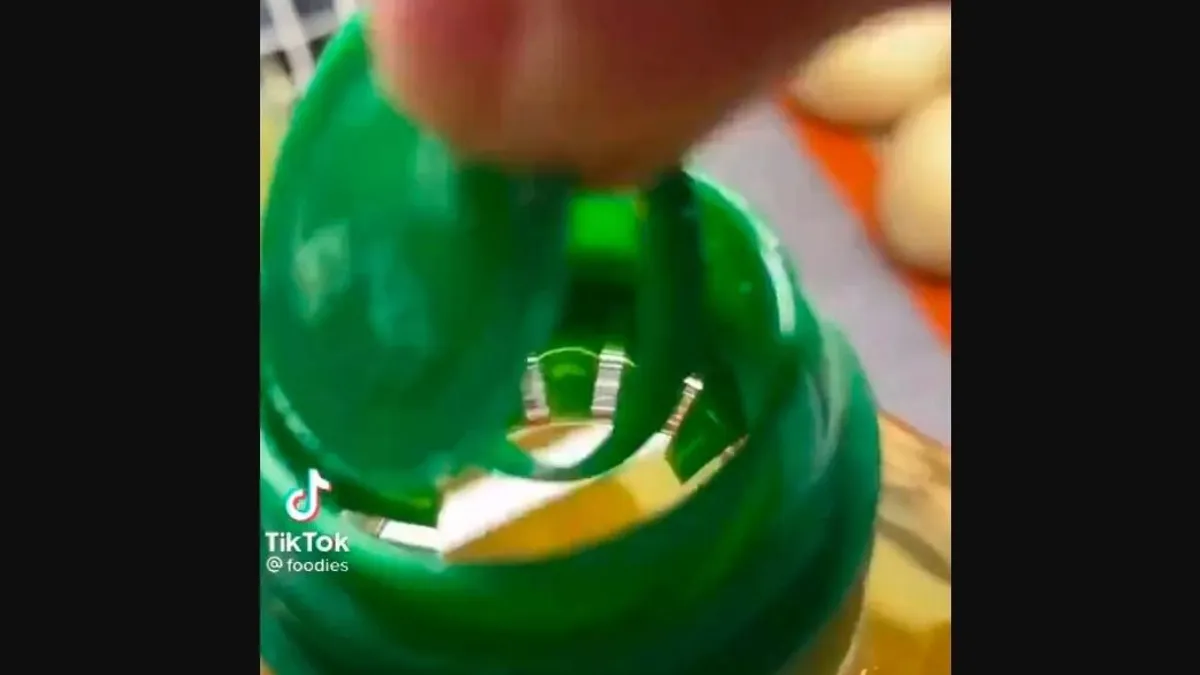 Eddig rosszul használtad az olajos flakon letépett kupakját – videó