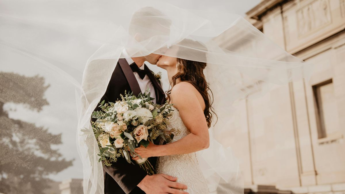 Kővé dermedt a násznép, kínos jelenetek sorozatát adta elő az esküvőn a menyasszony - videó