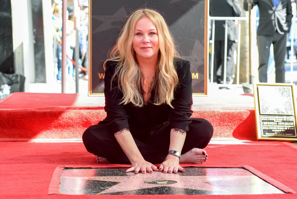 Christina Applegate-tel nem volt kegyes a sors: először 2008-ban mellrákkal kellett megküzdenie, majd 2021-ben sclerosis multiplexet diagnosztizáltak nála. Betegsége miatt abba kellett hagynia a színészkedést, már csak szinkronszerepeket vállal