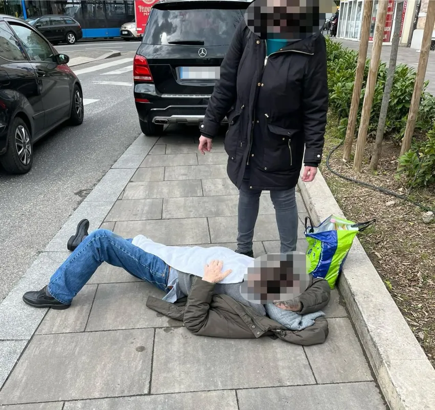 Az idős férfit egy gerincvelő-mintavétel után a hideg kőre húztál le a buszról /