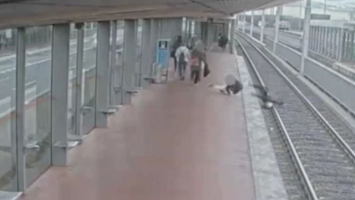 Egy tinédzsert megütött, egy nyugdíjast pedig a villamossínekre lökött a részeg 20 éves - Fotó