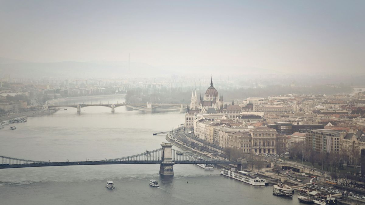 Beszakadt az úttest Budapesten: csőtörés történt a XVI. kerületben, minden víz alatt