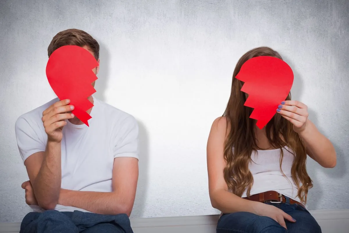 Couple,Holding,Broken,Heart,Against,White,Wall