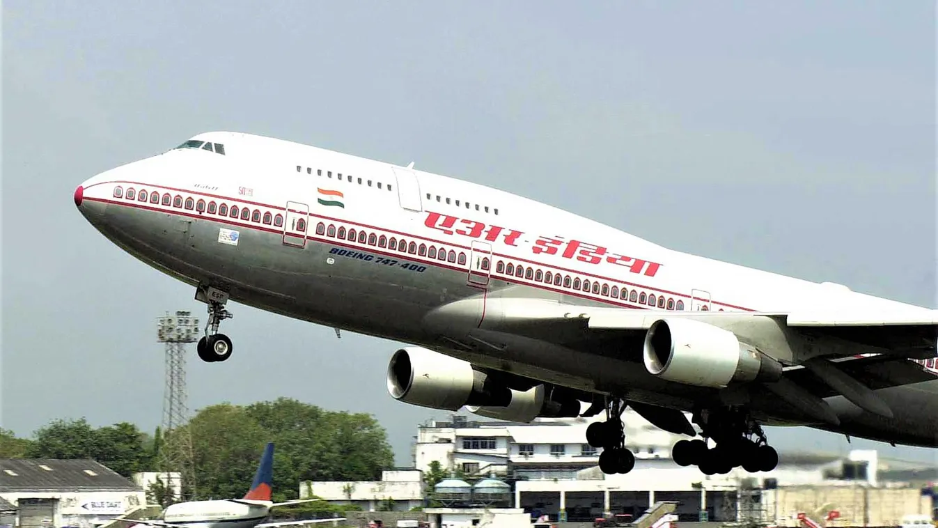 Videó: Egy hatalmas Boeing géppel intett búcsút a levegőben a pilóta