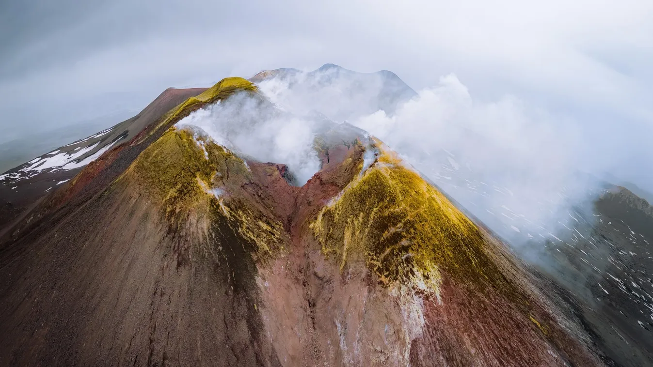 Magyar fotós készített bravúros képeket az Etna füstölgő krátere felett