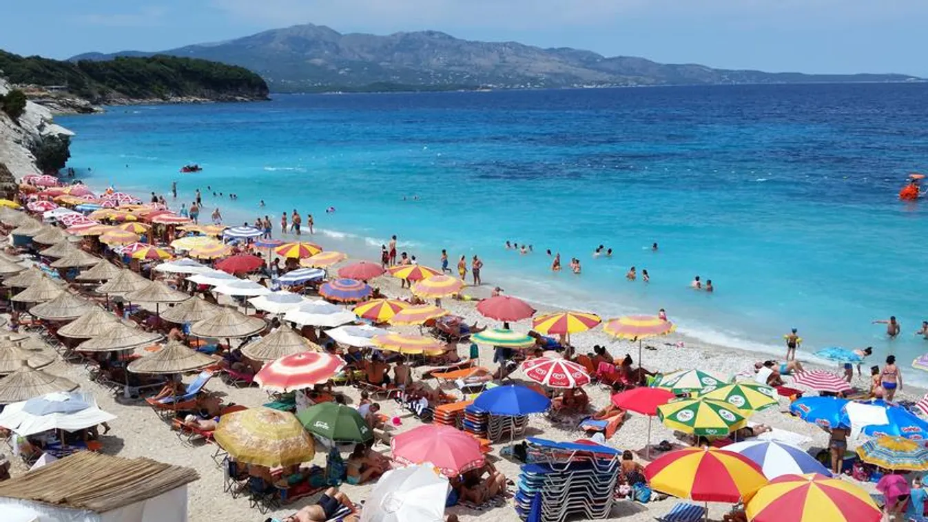 Hihetetlen, de Európában találhatók a világ legkékebb vizű strandjai