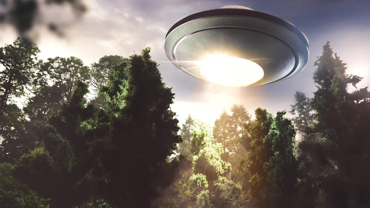 Ledöbbentek a sofőrök: fényes nappal vontattak el egy UFO-t az autópályán