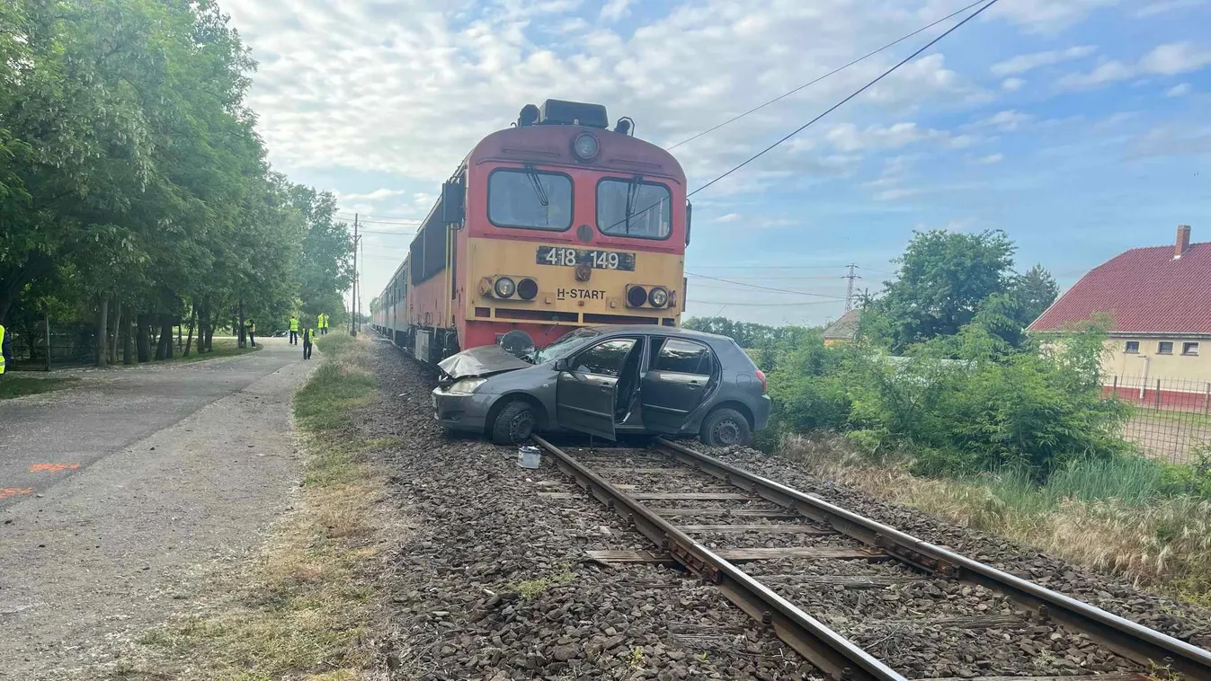 A síneken tolta maga előtt az elé hajtó kocsit a vonat Inárcsnál