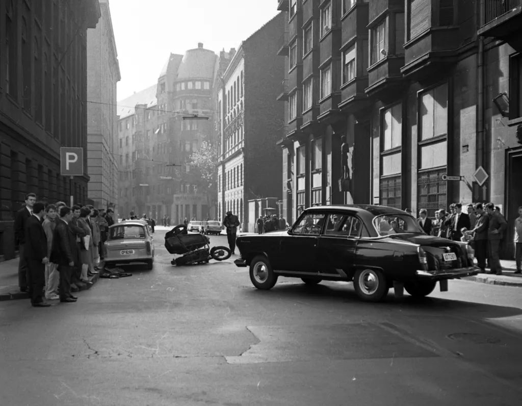1968: oldalkocsis motor és személyautó karambolozott a Honvéd utcában, a baleset helyszínén érdeklődő járókelők