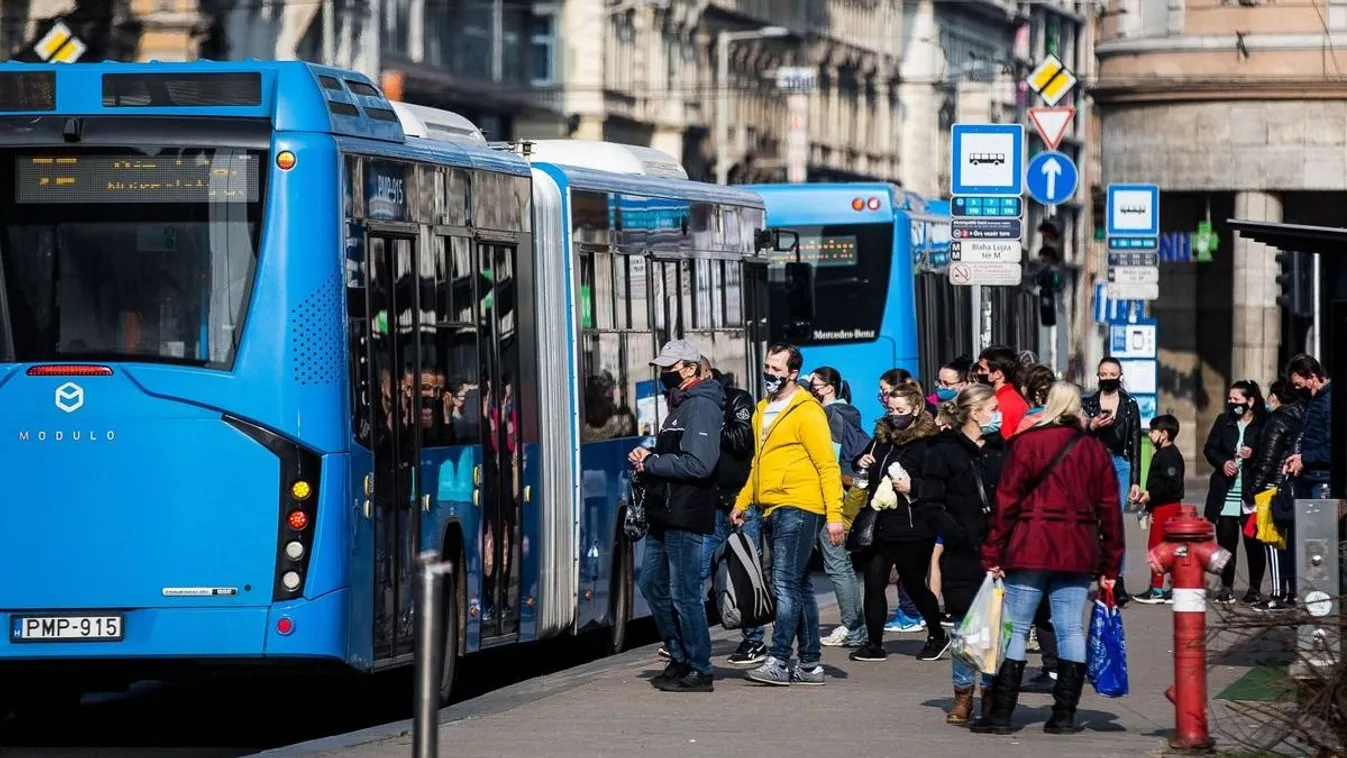 Pótlóbusz közlekedik több fővárosi villamos helyett is baleset miatt