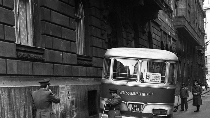 1965: Hiába a "vezess baleset nélkül" felirat a busz hátulján, mégis helyszínelniük kellett a rendőröknek a Szemere utcában