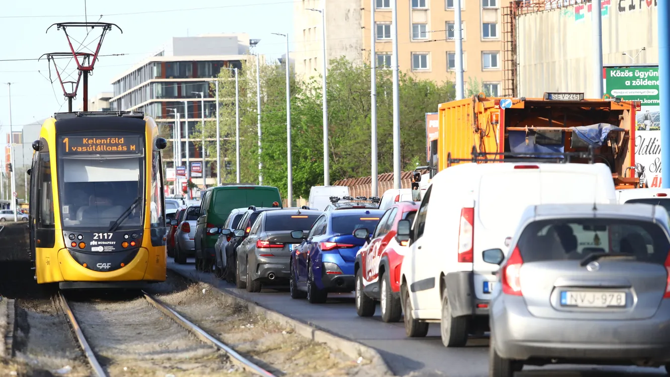 Autóbuszba csapódott az autó - leállt a közlekedés Budapesten