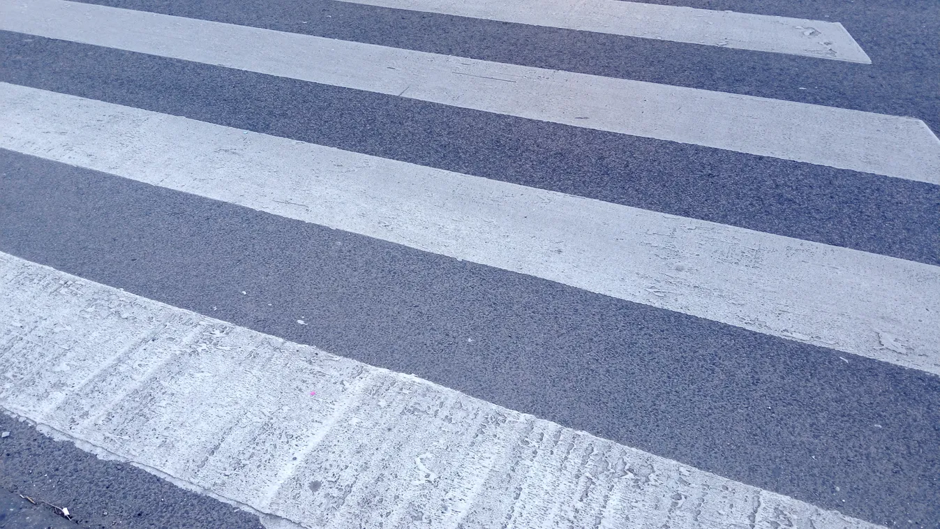 Fékezés nélkül a zebrán gázolta halálra anyát és gyermekét egy idős férfi Nádudvaron