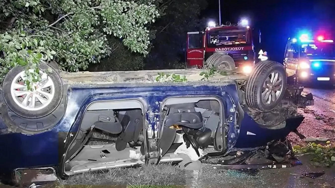 Elaludt a sofőr vezetés közben: még a kocsi motorja is kiszakadt, akkora balesetet okozott