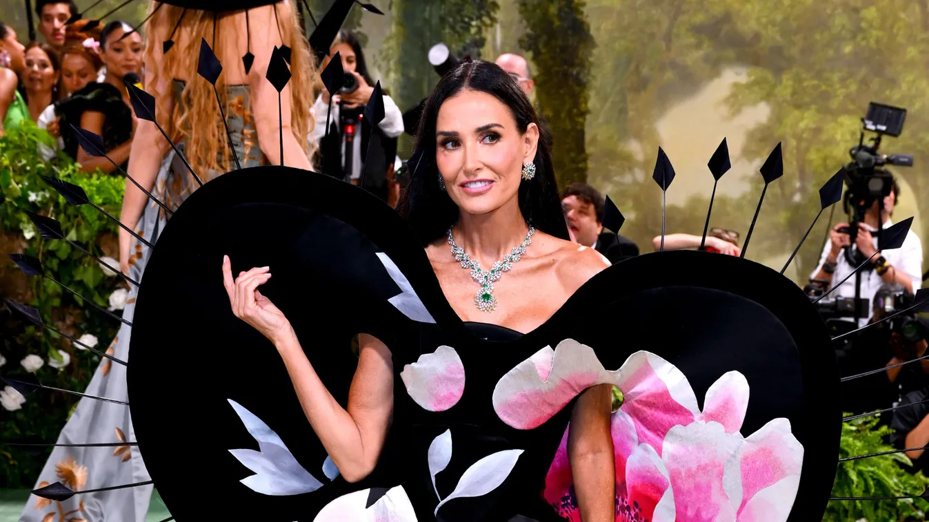 A 61 éves Demi Moore nem sokat bíz a képzeletekre: így illegeti magát legújabb videójában