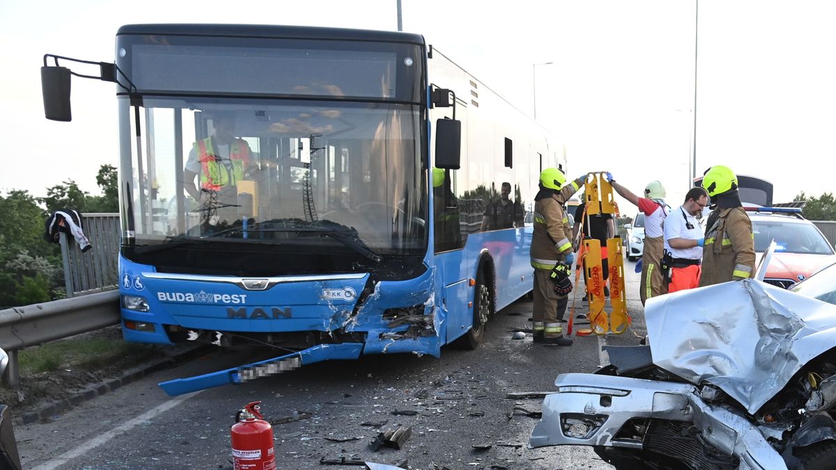 Tragikus hírt közöltek a budapesti buszbalesethez riasztott mentősök - helyszíni fotók