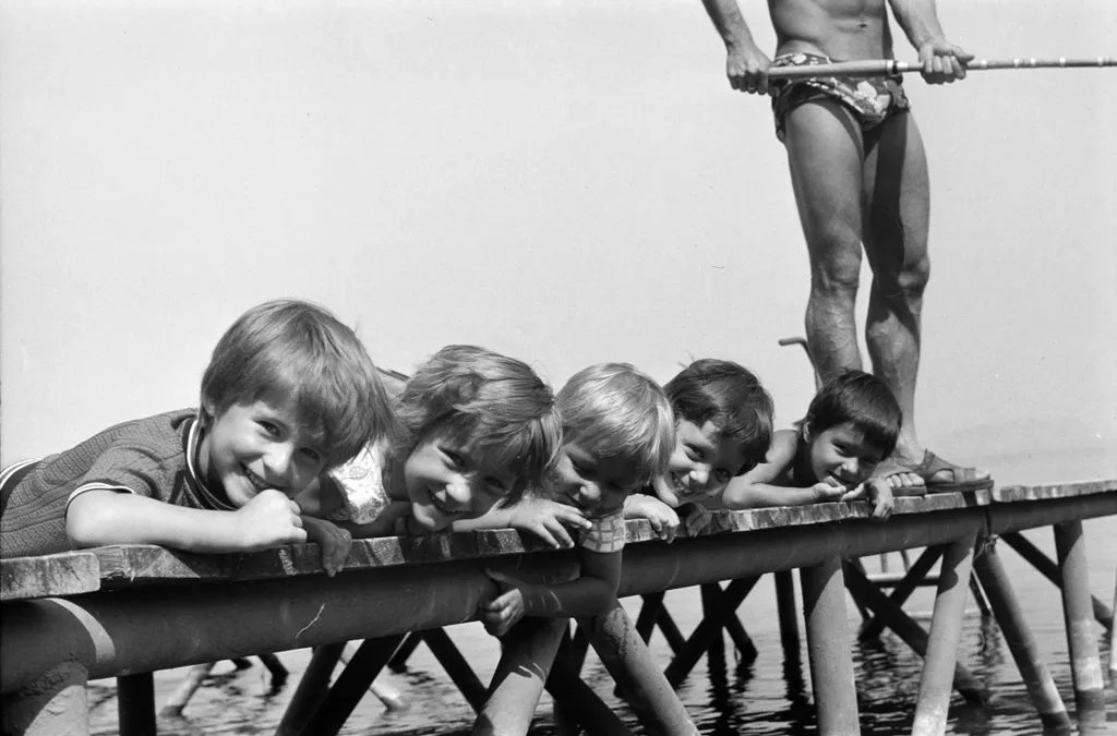 1976: Alsóbélatelep, Vasvári Pál utca 13., a felvétel a Dunántúli Kőolajipari Gépgyár (DKG) üdülőjének stégjén készült.