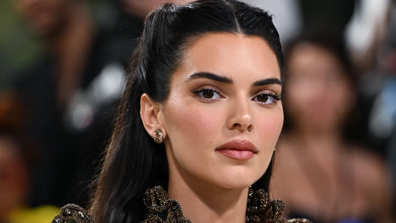 Kendall Jenner nem szégyenlősködött: széttett lábakkal és pucsítva fotózták