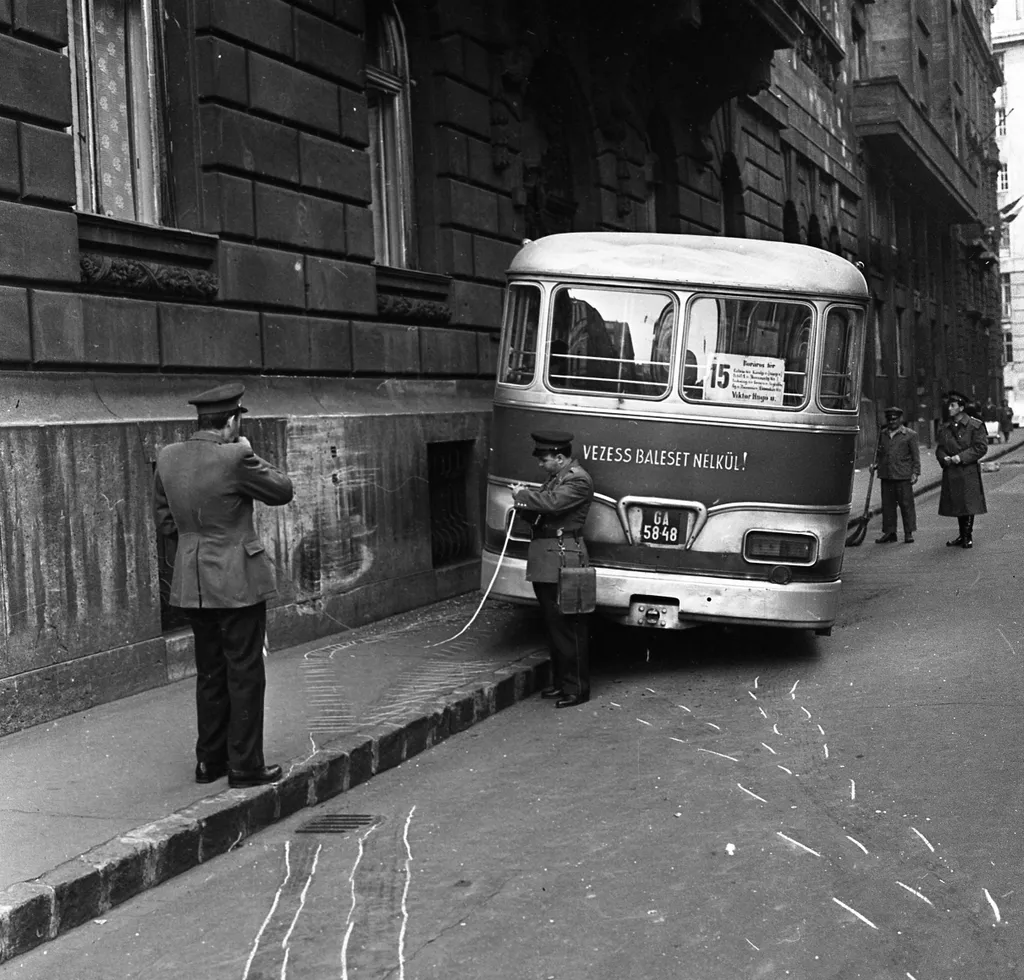 1965: Hiába a "vezess baleset nélkül" felirat a busz hátulján, mégis helyszínelniük kellett a rendőröknek a Szemere utcában