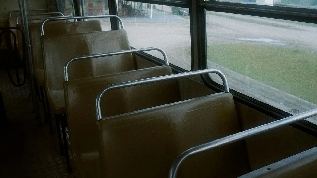 Iskolás gyerekekkel teli busz karambolozott - mindenkit kórházba kellett szállítani