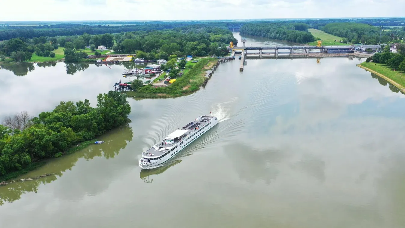 Nem mindennapi hajó szelte a Tisza habjait Kiskörénél