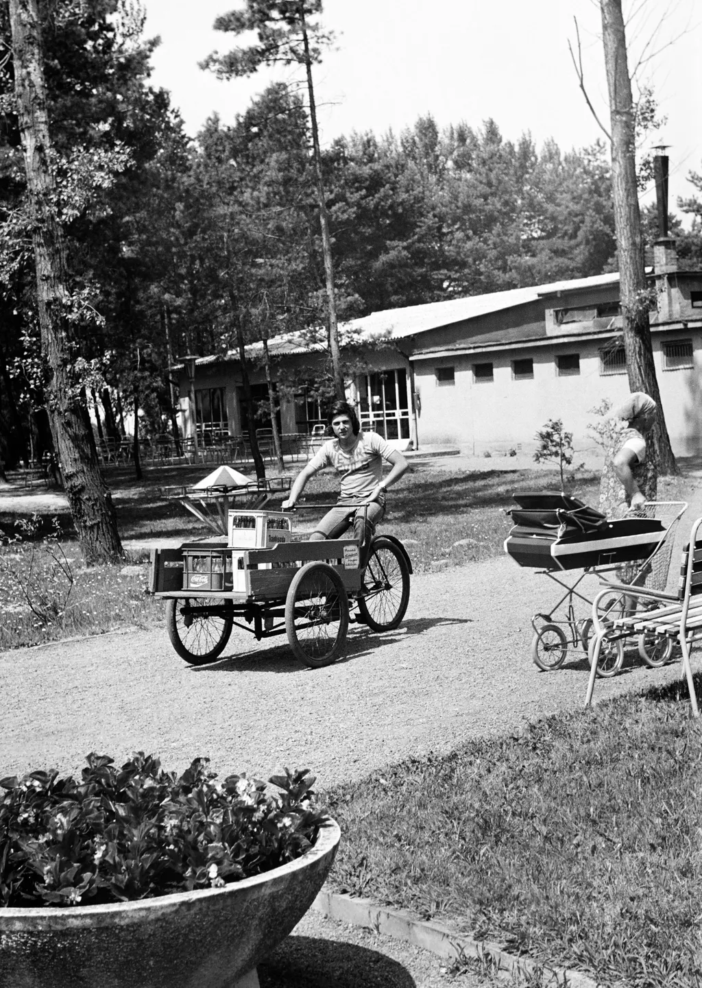 1976: Alsóbélatelep, Vasvári Pál utca 13., a felvétel a Dunántúli Kőolajipari Gépgyár (DKG) üdülőjének parkjában készült.
