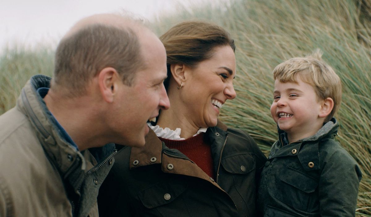 Le Prince William, duc de Cambridge et Catherine Kate Middleton, duchesse de Cambridge publient une vidéo privée en famille avec leurs 3 enfants, le prince George, la princesse Charlotte et le prince Louis pour marquer leur 10 ème anniversaire de mar