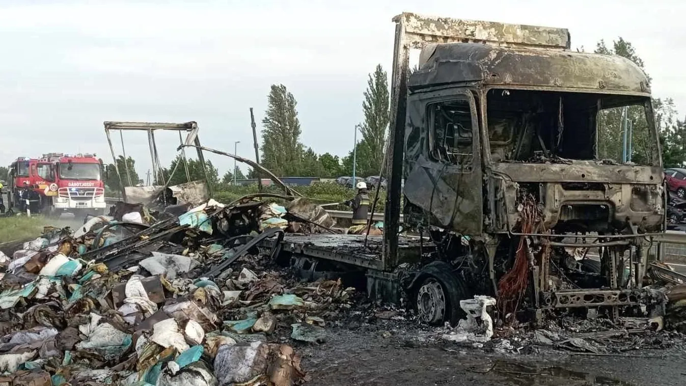 "Több tíz kilométerről látszott a feketeség" - Brutális tűz az M1-esen, matracokat szállító kamion gyulladt ki – Fotók