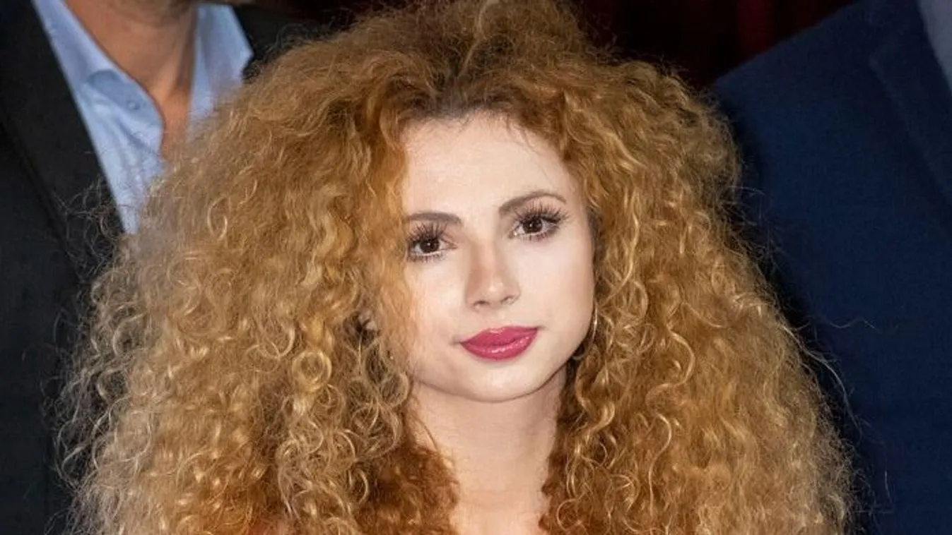 Minek nekünk Palvin Barbi? Luxusautó előtt playboykodik Opitz Barbi