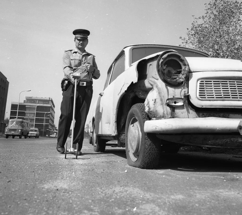 Rendőr kerekes távolságmérővel egy 1982-es baleset helyszínén