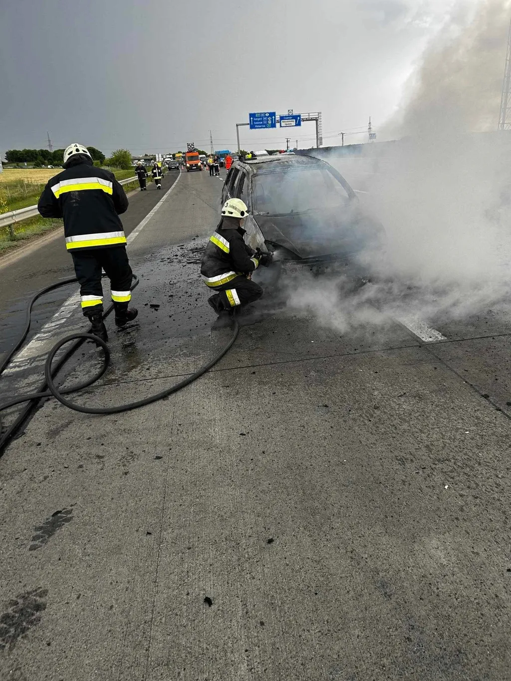 Kigyulladt egy gépjármű az M0-áson Csömörnél