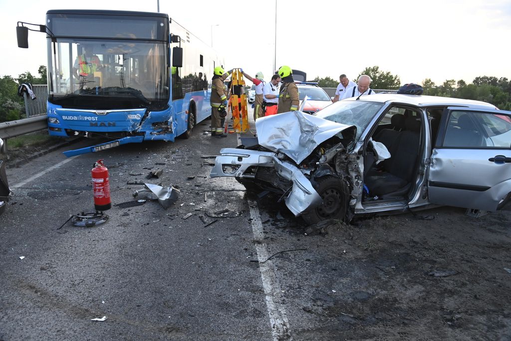 Fotókon a budapesti buszbaleset