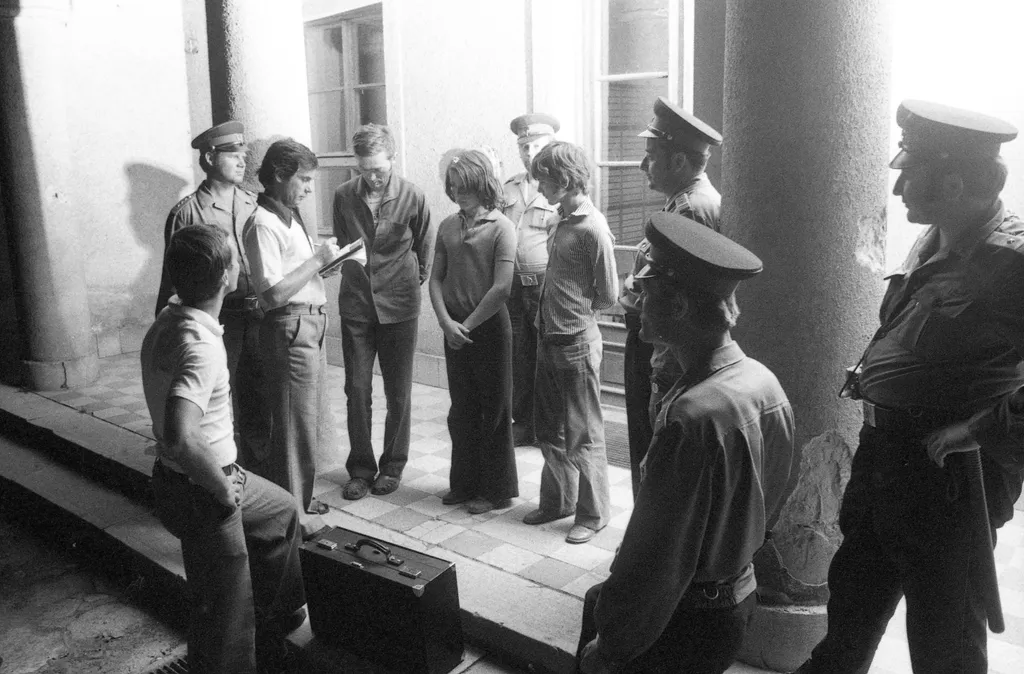 Rendőrségi helyszínelés nyomozókkal 1974-ben. A fiatalok bűnbánó tekintetéből sejteni lehet: megvan a tettes