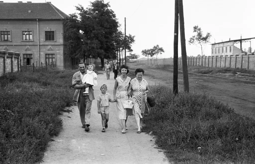 1959: Tatai utca, a felvétel az Ambrus utca közalében készült, jobbra a BVSC sporttelep tribünje látható.
