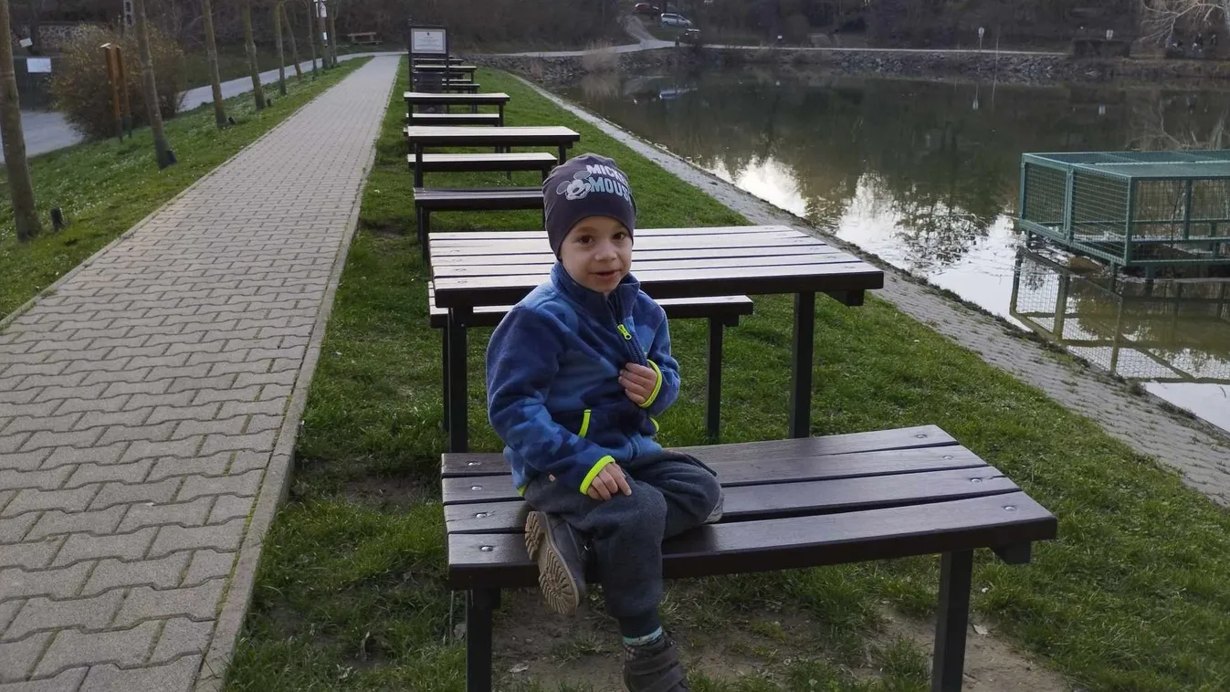 „Kis lépésekben haladunk a győzelem felé” – Jó hírekkel szolgálhat a Duchenne-szindrómás Dominik édesanyja