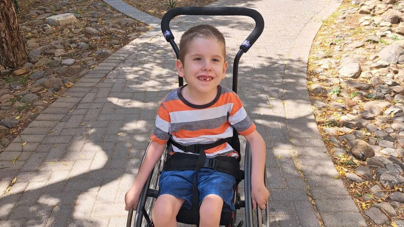 "Annyira ügyes, hogy az valami hihetetlen" – új emberré vált Dubajban a 7 éves SMA Tomika