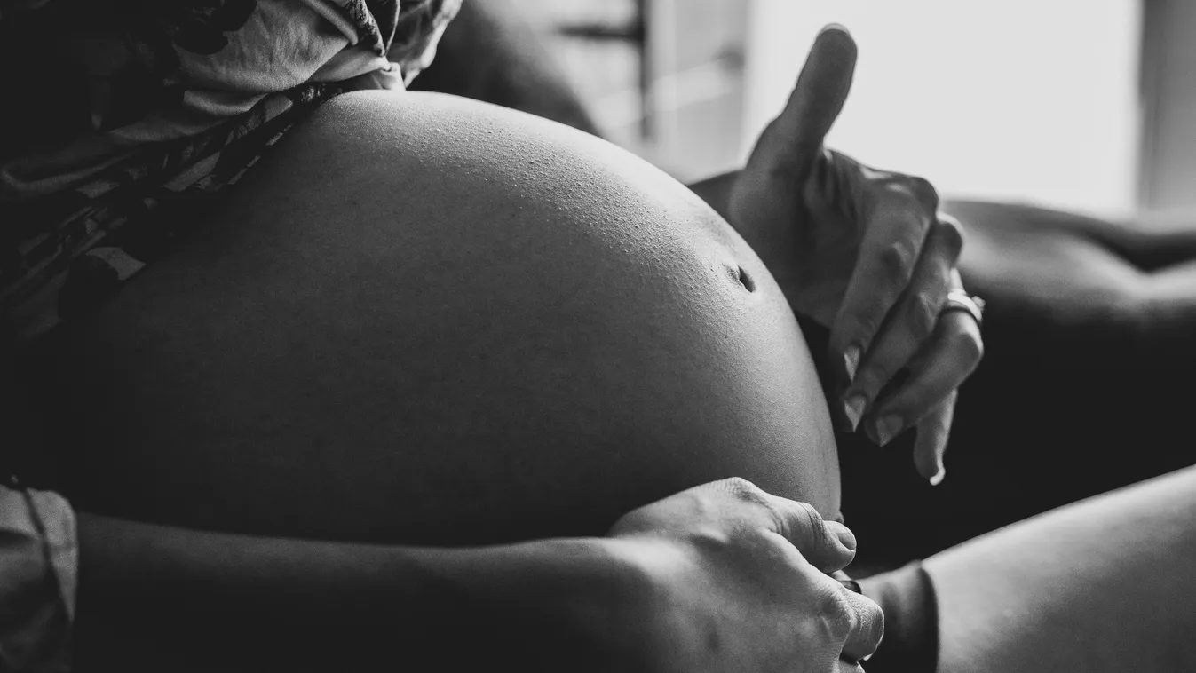Nem értek időben a kórházba: Férje segítségével, autójukban adott életet egy anyuka a gyermekének Budapesten