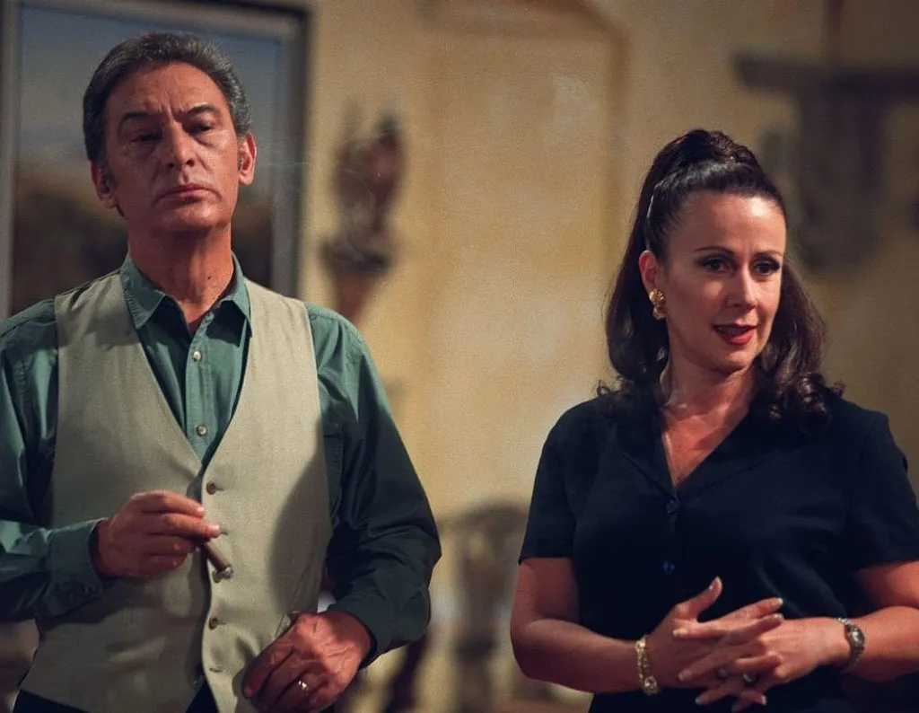 Don Rodolfo Peñarreal a család feje, Jose Armando apja, bár a valóságban Esmeralda édesapja, aki sokat árt lányának.