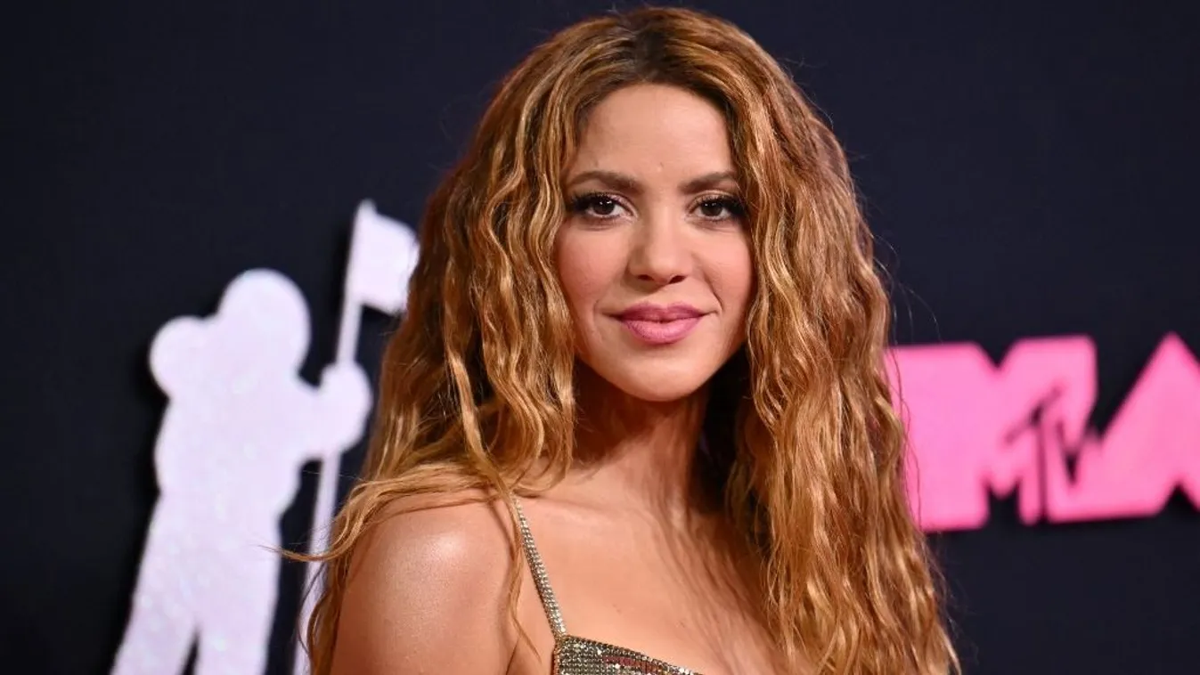 Nem lehet máshova nézni: Shakira elfelejtett melltartót venni a vörös szőnyegen