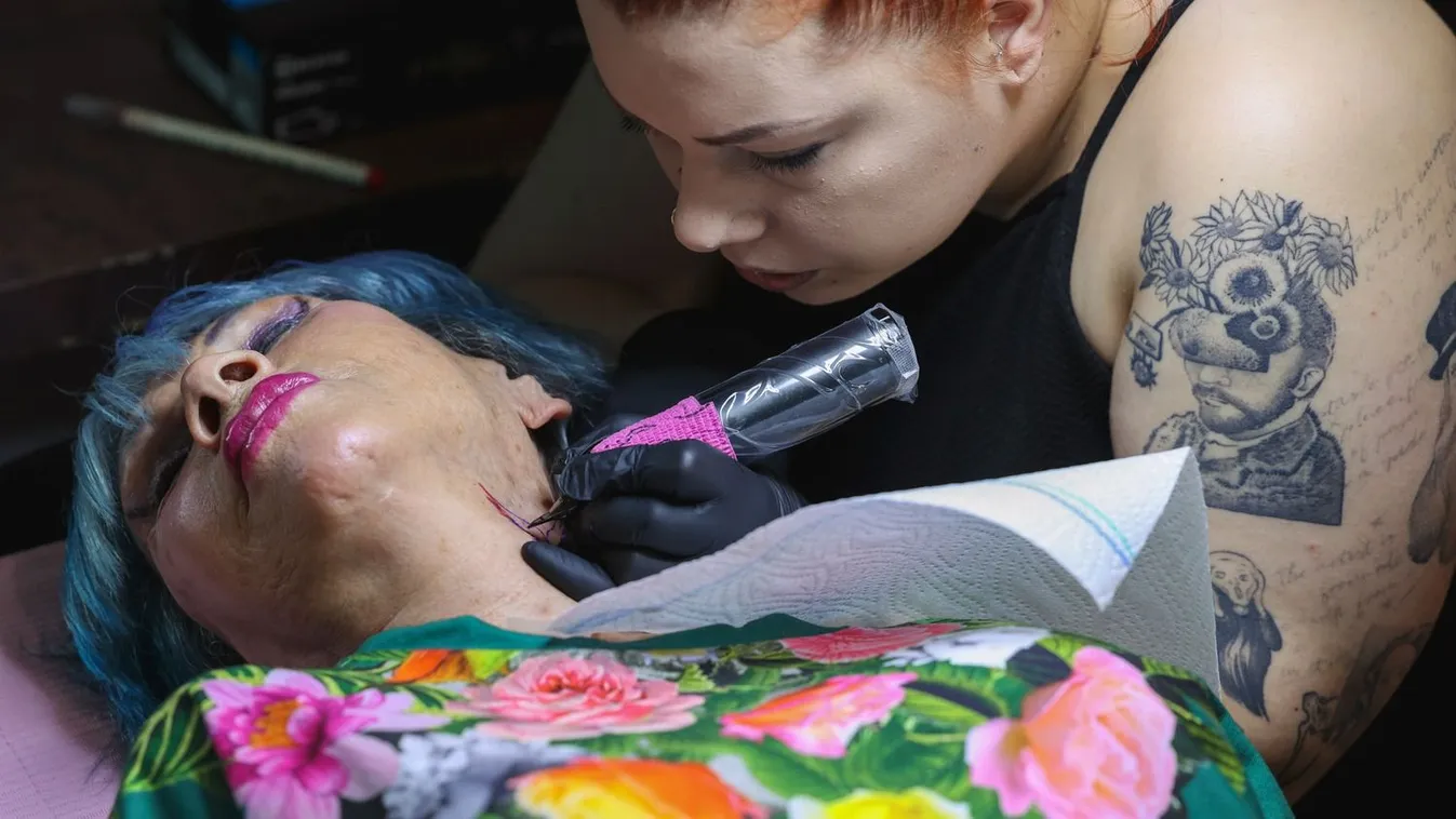 Sokadik tetkóját varratja magára a 77 éves Éva – Videó