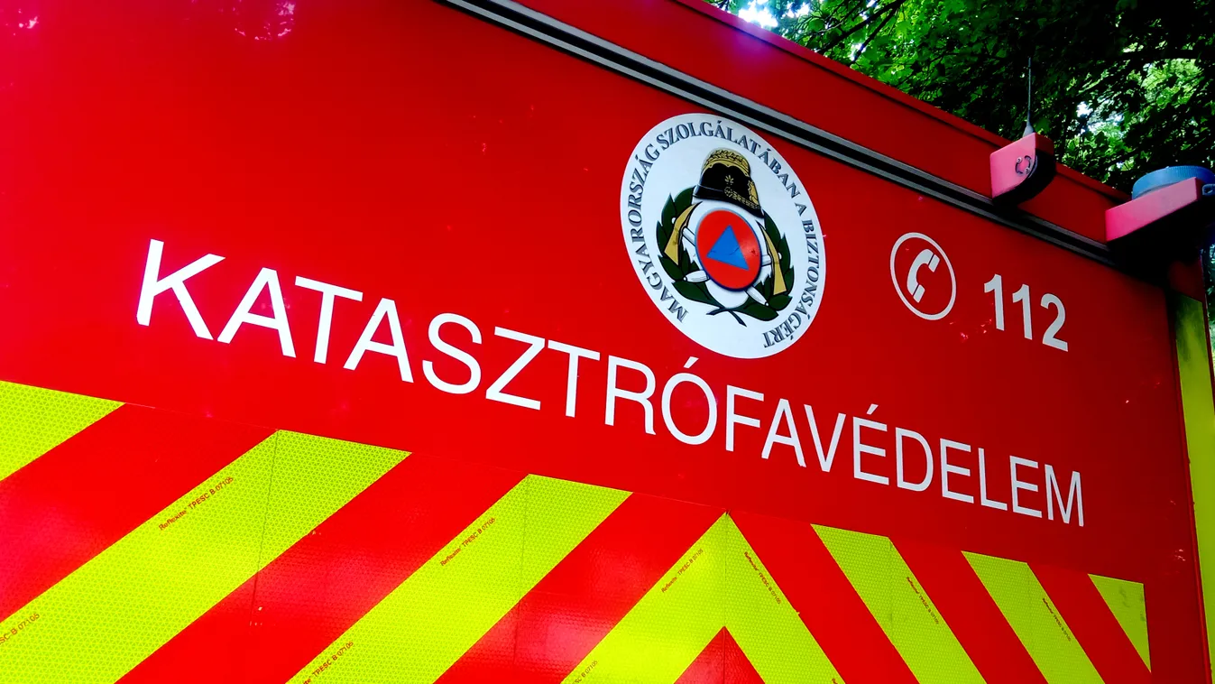 Teljes szélességében lezárták az utat - utasokat szállító autóbusz röpített árokba egy autót