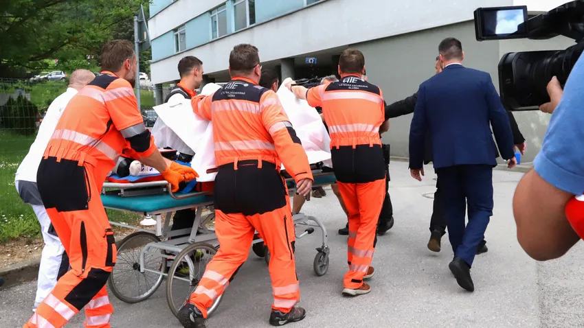 Képeken a Robert Fico ellen elkövetett merénylet pillanatai